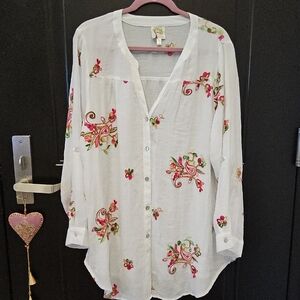 Fig & Flower White Embroidered Floral Button-Up Blouse
